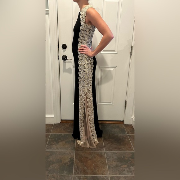 Gorgeous black tie gown, black and gold, size 6, worn once - Picture 7 of 7